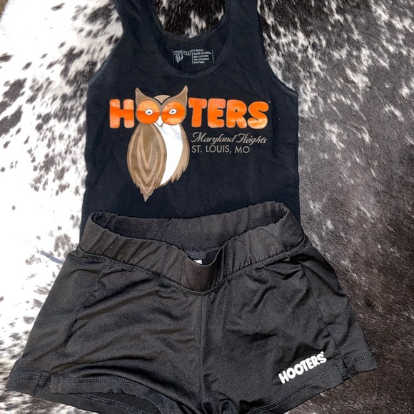 XS Hooters Black Uniform - Picture 1 of 3